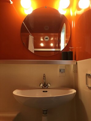 Kombinert dusj/badekar, hårføner og toalettpapir