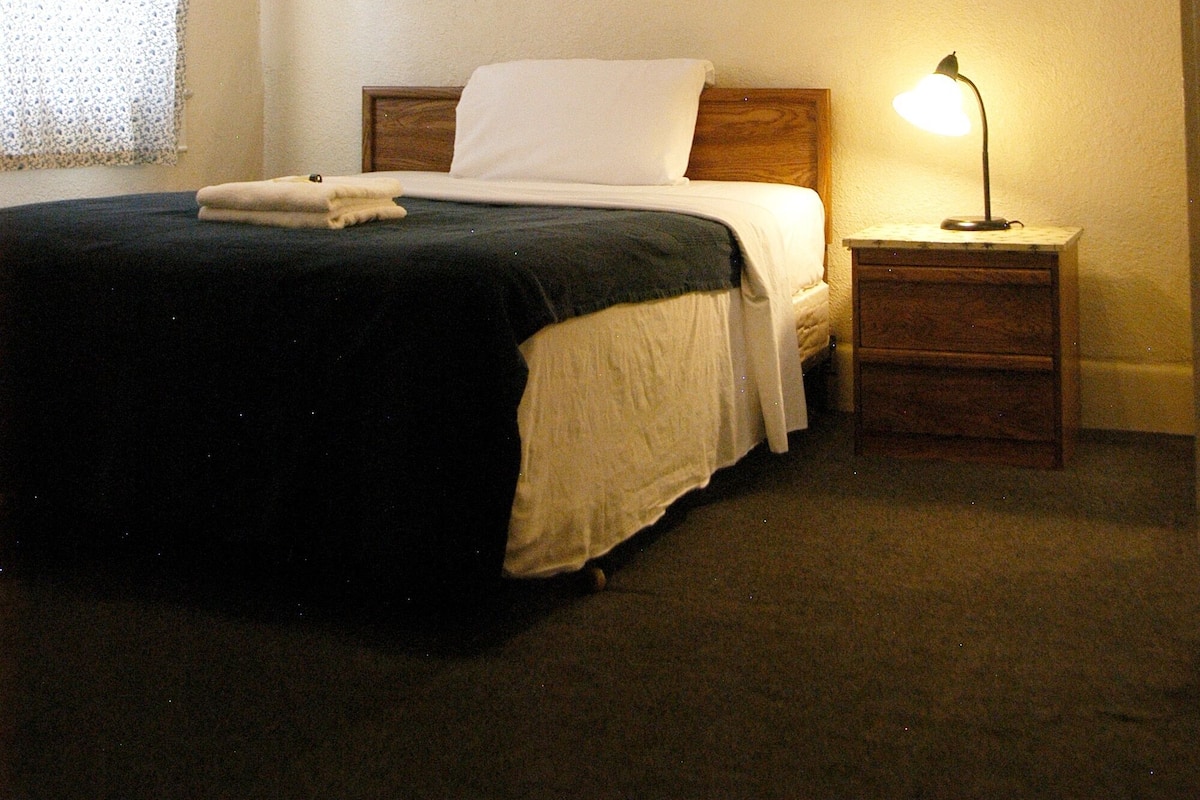 Economy Single Room, Shared Bathroom | Desk, laptop workspace, free WiFi, bed sheets
