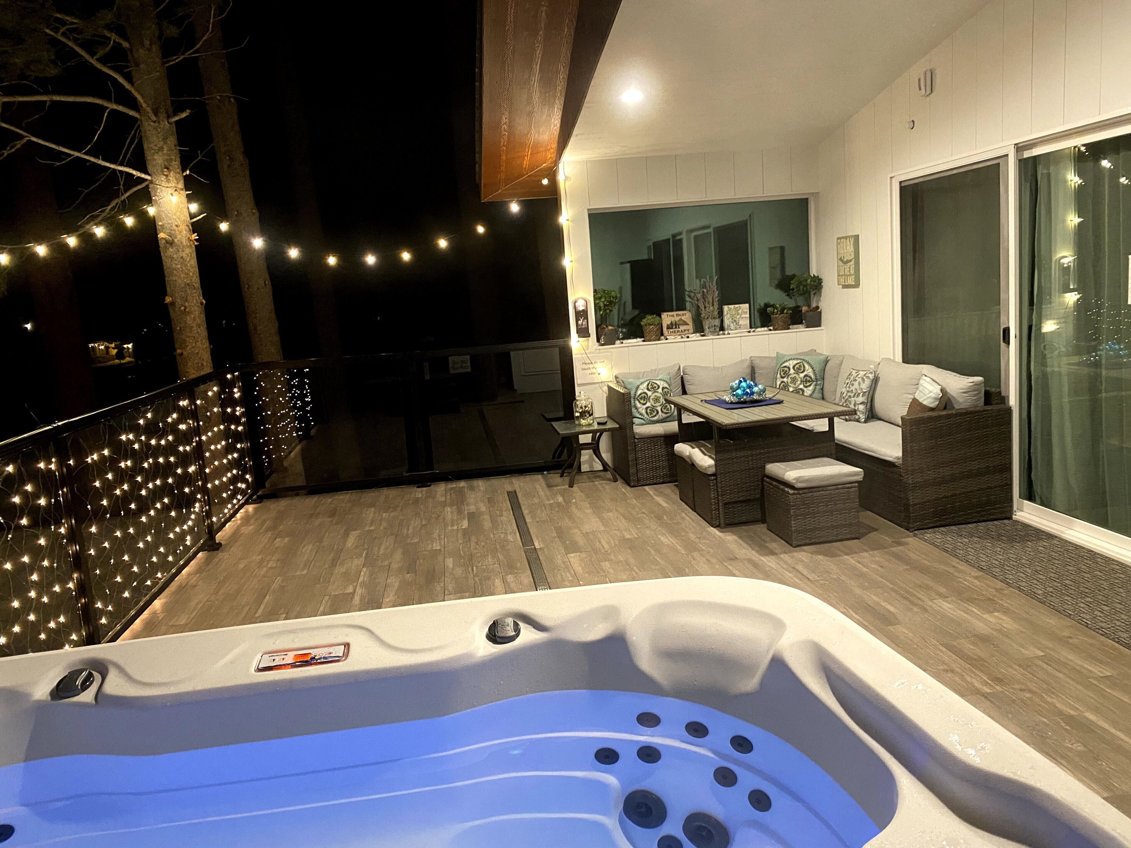 Private hot tub and large balcony/close to ski