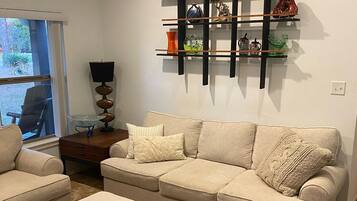 Smart-tv, dvd-afspiller, stereoanlæg