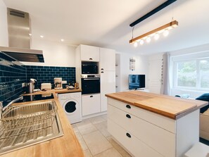 Een koelkast, een magnetron, een oven, een kookplaat