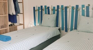 2 quartos, escrivaninha, ferros/tábuas de passar roupa, berço de viagem