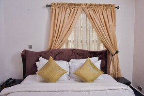 Deluxe Double Room | Desk, free WiFi, bed sheets - Sicily Luxury Suites (Lagos)