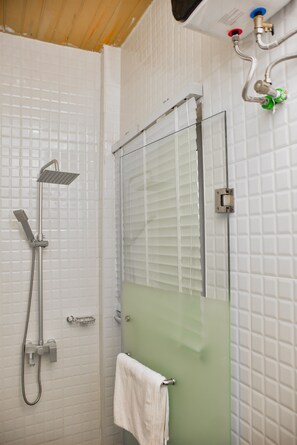 Presidential Studio | Bathroom | Shower, towels - Sicily Luxury Suites (Lagos)