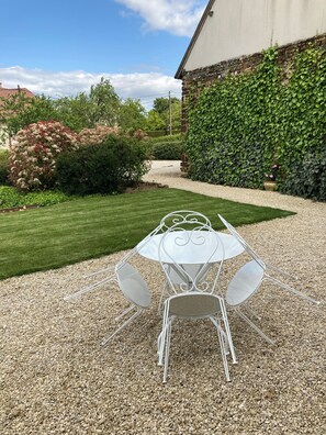 Outdoor dining - Gîte en Sancerrois (Menetou-Râtel)