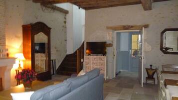 Smart TV, chimenea, futbolito y tenis de mesa