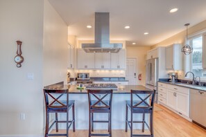 Private kitchen | Cookware/dishes/utensils - Vista House (Seaside)