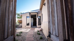 Una casa moderna con un camino de piedra que lleva a la entrada.