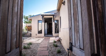 Midtown 2 bed Casita with A/C, Fast WiFi, Private Garden and Parking/2Cars.