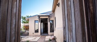 Midtown 2 bed Casita with A/C, Fast WiFi, Private Garden and Parking/2Cars.