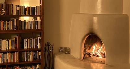 2 bed Casita with A/C Fast WiFi, Private Garden and Prkg/2Cars.