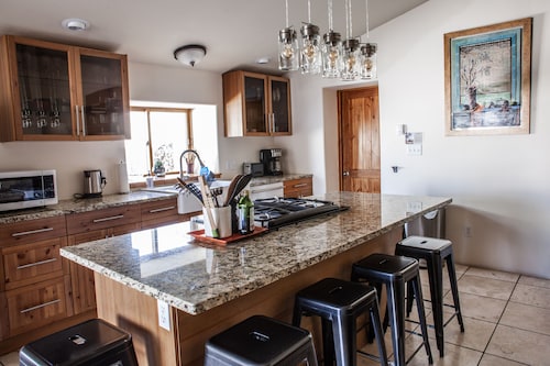 2 bed Casita with A/C Fast WiFi, Private Garden and Prkg/2Cars.
