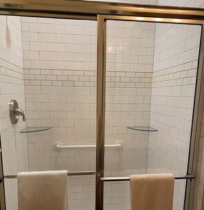 Een douche, een haardroger, handdoeken, zeep
