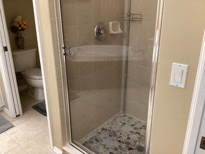 Duschwanne, Haartrockner, Bidet, Handtücher