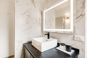 Douche, sèche-cheveux, bidet