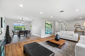 Smart-TV, Bücher, Stereoanlage