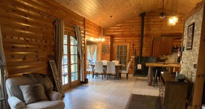Gorgeous 4BR Log Retreat on 40 Acres âPond View â Mid-Michiganâsleeps 11+