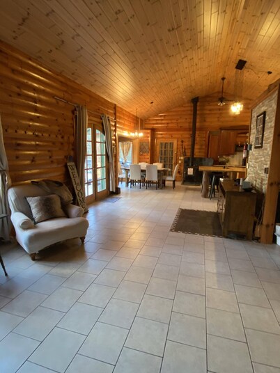 	Gorgeous 4BR Log Retreat on 40 Acres —Pond View – Mid-Michigan—sleeps 11+