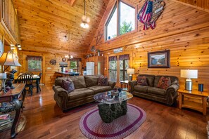 Smart TV, fireplace, streaming services - Beary Cozy -1 King, 2 Queens, Great Loc, Hot Tub.  Come make family memories! (Sevierville)
