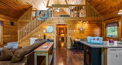 Beary Cozy -1 King, 2 Queens, Great Loc, Hot Tub. Come make family memories!