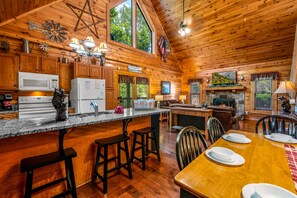 Dining - Beary Cozy -1 King, 2 Queens, Great Loc, Hot Tub.  Come make family memories! (Sevierville)