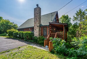 Exterior - Beary Cozy -1 King, 2 Queens, Great Loc, Hot Tub.  Come make family memories! (Sevierville)