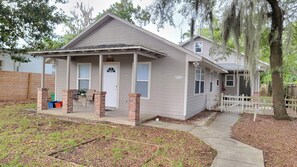 Exterior - 🌟 Modern House Minutes from Downtown Gainesville, UF, VA & More! 🏡✨ (Gainesville)