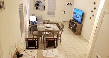 🌟 Modern House Minutes from Downtown Gainesville, UF, VA & More! 🏡✨