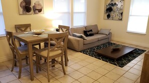 Dining - 🌟 Modern House Minutes from Downtown Gainesville, UF, VA & More! 🏡✨ (Gainesville)
