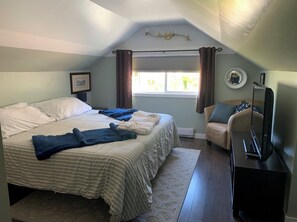 2 bedrooms, desk, iron/ironing board, travel cot