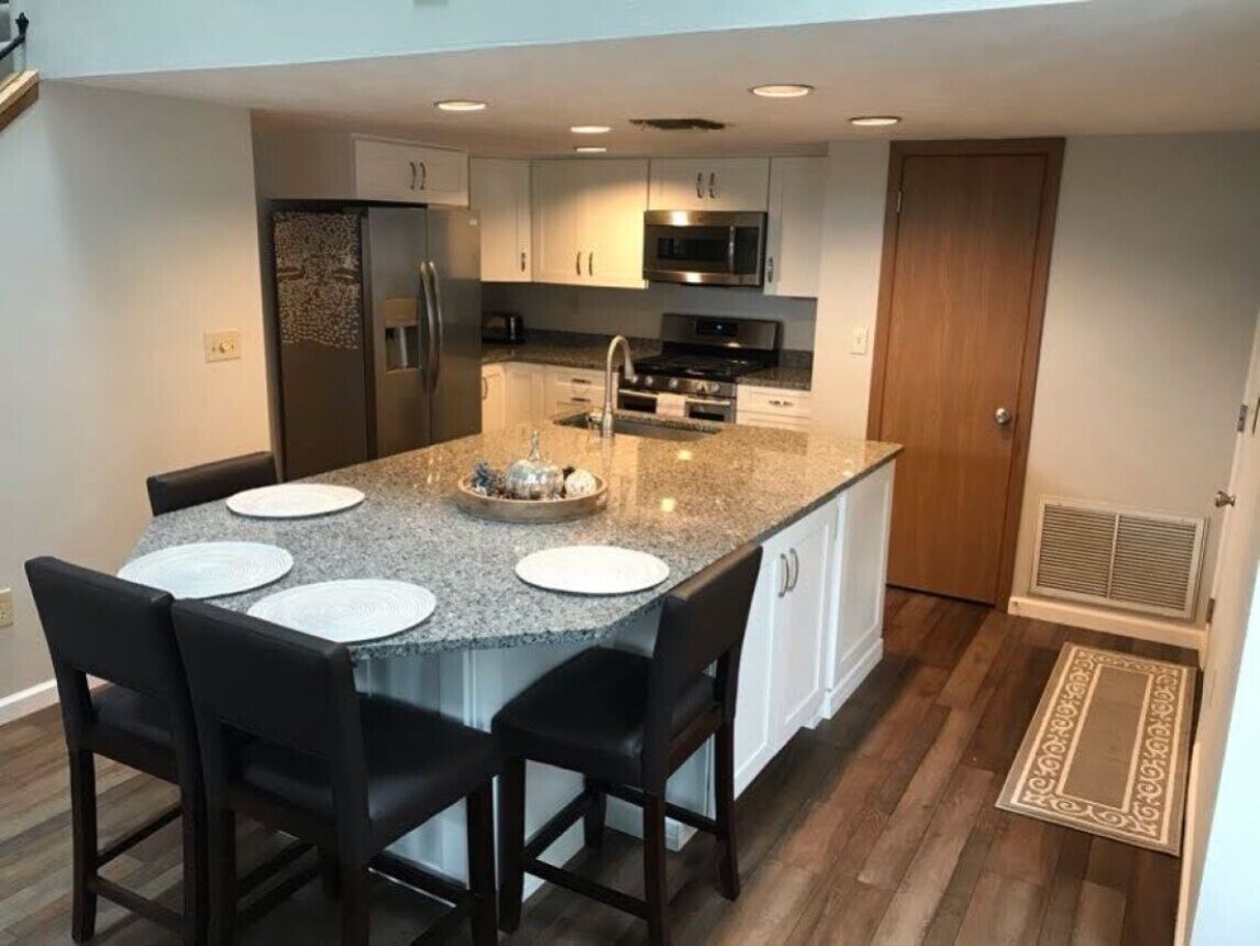 Ski in/out winter, summer walk to pool & hot tub Beautiful 3 Bed/3.5 Bath Garage
