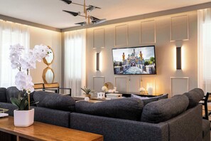 TV, video games, books, offices - Epic 9BR Themed Villa with Pool & Spa (Kissimmee)