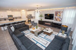 Fernseher, Videospiele, Bücher, Arbeitsbereiche