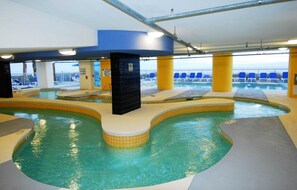 室内游泳池，室外游泳池