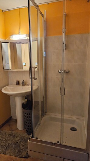 Douche, serviettes fournies, savon, papier toilette