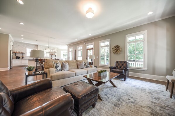 Een televisie, een dvd-speler en tafelvoetbal