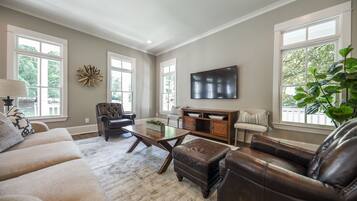 Télévision, lecteur de DVD, baby-foot