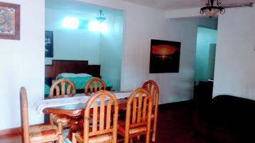 Habitación cuádruple | 1 habitación, ropa de cama de alta calidad, wifi gratis y ropa de cama