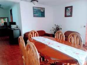 ห้องพักสำหรับสี่ท่าน | เครื่องนอนระดับพรีเมียม, Wi-Fi ฟรี, ผ้าปูที่นอน