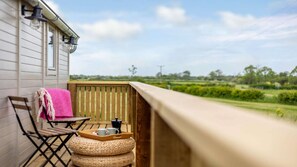 Property grounds - Dog friendly luxury shepherd's hut for 2 in the Cotswolds - Vespers (Faringdon)