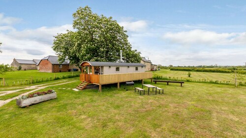 Dog friendly luxury shepherd's hut for 2 in the Cotswolds - Vespers