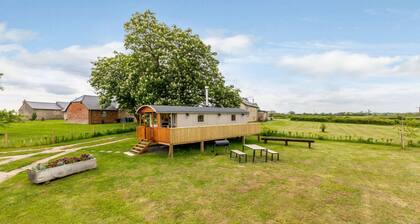 Dog friendly luxury shepherd's hut for 2 in the Cotswolds - Vespers