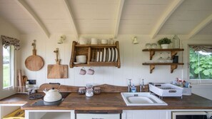 Réfrigérateur, micro-ondes, plaque de cuisson, grille-pain