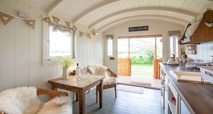 Dog friendly luxury shepherd's hut for 2 in the Cotswolds - Vespers