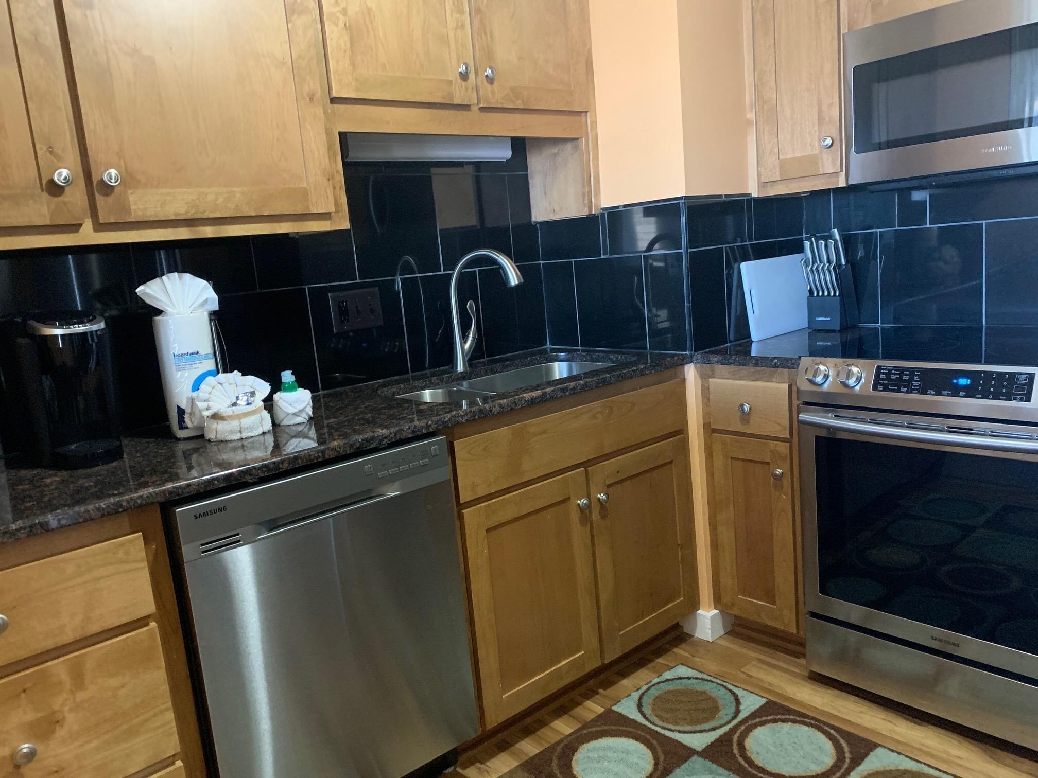 Condo, varias camas (425) | Cocina privada | Refrigerador, microondas, parrilla de estufa y lavavajillas 