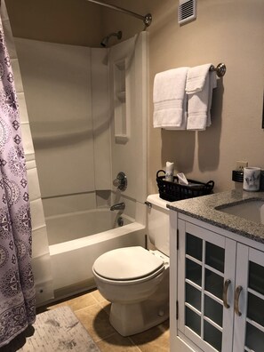 Estudio, varias camas (10-102) | Baño | Toallas 