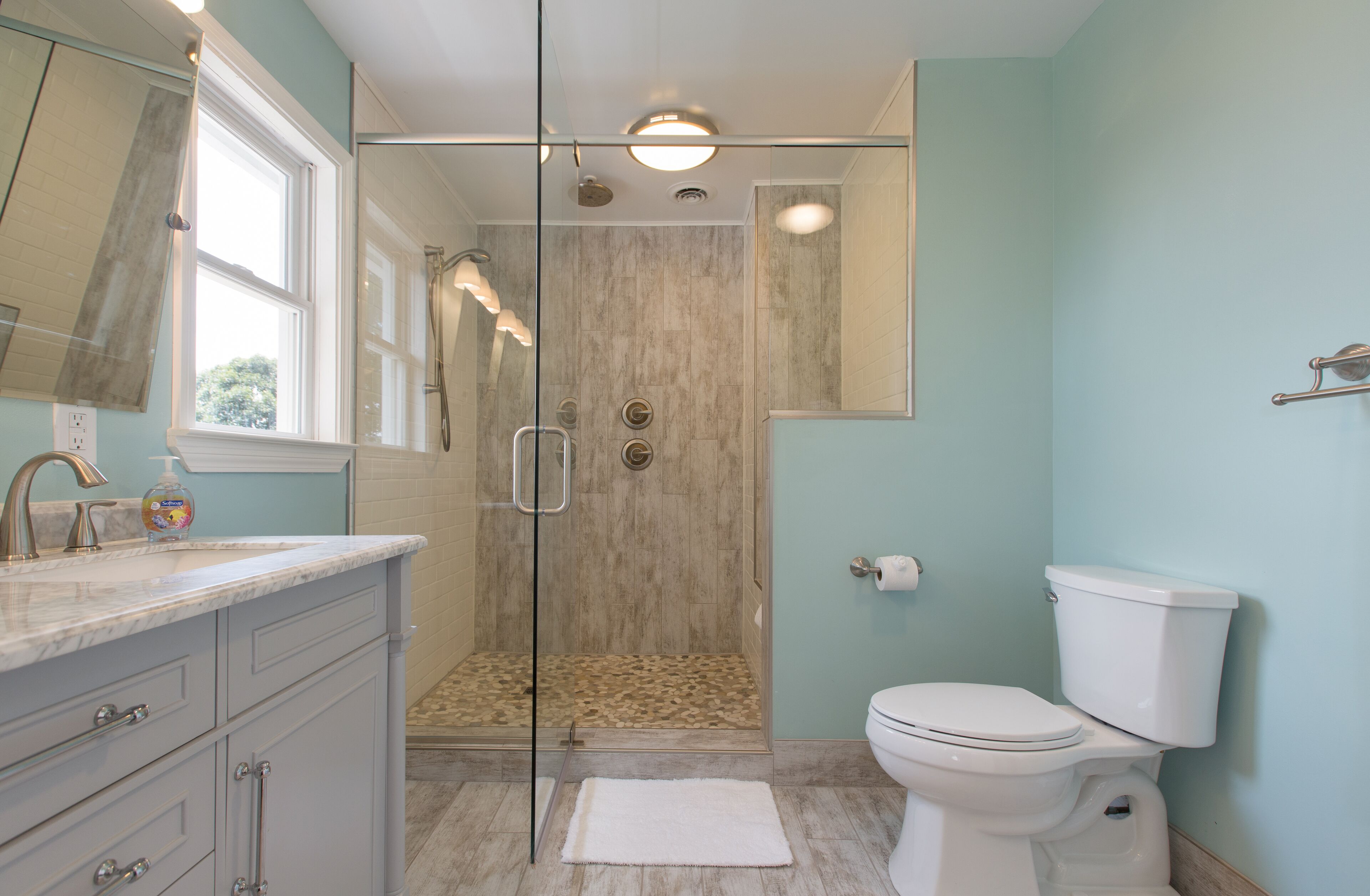 Combined shower/bathtub, hair dryer, towels, soap