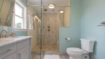 Combined shower/bathtub, hair dryer, towels, soap