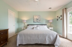 3 quartos, ferros/tábuas de passar roupa, berço de viagem