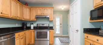 Royal Cottage Mountain Views, Deck & Close to Downtown AVL, Dog Friendly